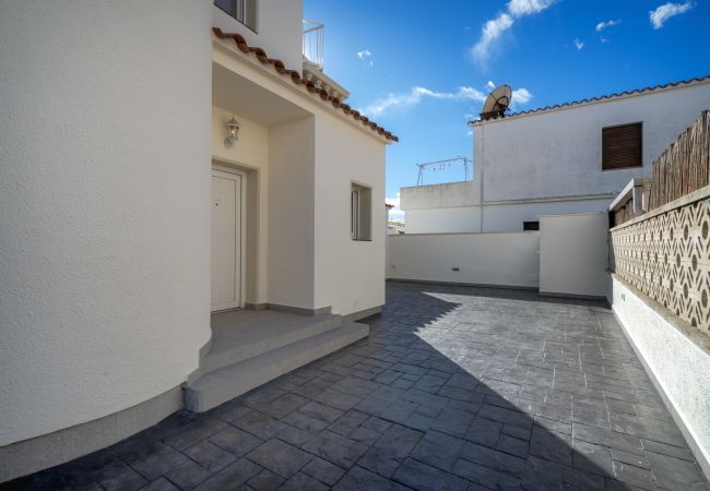 Villa in Empuriabrava - LV15 REQUEESENS