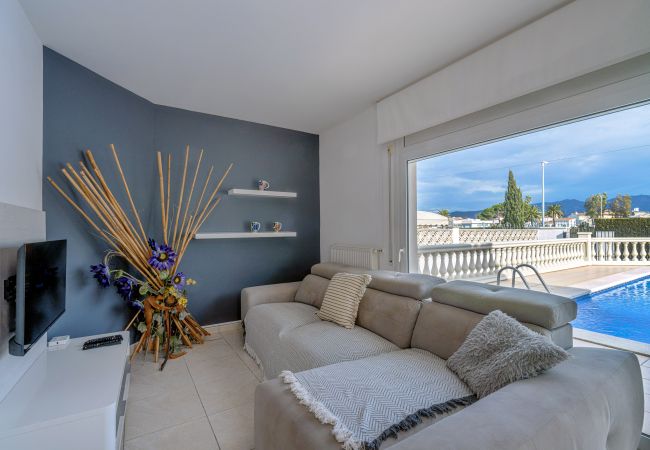 Villa in Empuriabrava - LV15 REQUEESENS